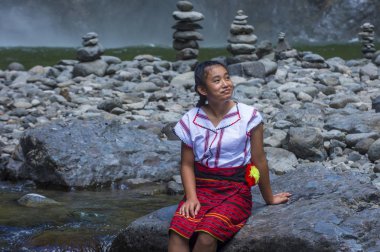 Batad, Filipinler - Mayıs 02: Batad üzerinde 02 Mayıs 2018 Türkiye bir şelale yakınındaki Ifugao azınlık kızdan. Kuzey Filipinler dağların çoğunlukla canlı Ifugao azınlık