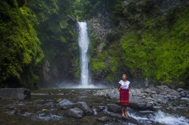 Batad, Filipinler - Mayıs 02: Batad üzerinde 02 Mayıs 2018 Türkiye bir şelale yakınındaki Ifugao azınlık kızdan. Kuzey Filipinler dağların çoğunlukla canlı Ifugao azınlık