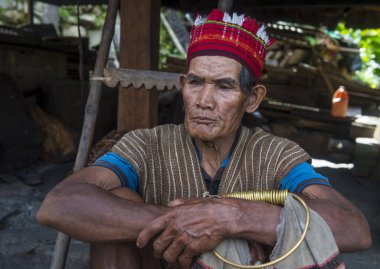 Banaue, Filipinler - Mayıs 02: Banaue 02 Mayıs 2018 Filipinler Ifugao azınlık bir adam portresi. Kuzey Filipinler dağların çoğunlukla canlı Ifugao azınlık