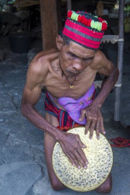 Banaue, Filipinler - Mayıs 02: Banaue 02 Mayıs 2018 Filipinler Ifugao azınlık bir adam portresi. Kuzey Filipinler dağların çoğunlukla canlı Ifugao azınlık