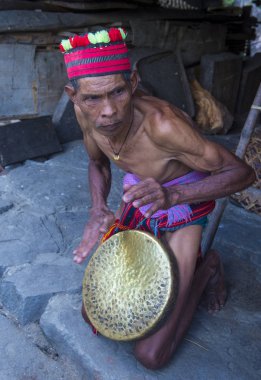 Banaue, Filipinler - Mayıs 02: Banaue 02 Mayıs 2018 Filipinler Ifugao azınlık bir adam portresi. Kuzey Filipinler dağların çoğunlukla canlı Ifugao azınlık