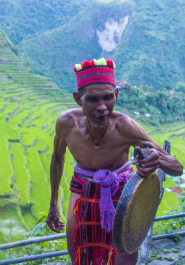 Banaue, Filipinler - Mayıs 02: Banaue 02 Mayıs 2018 Filipinler Ifugao azınlık bir adam portresi. Kuzey Filipinler dağların çoğunlukla canlı Ifugao azınlık