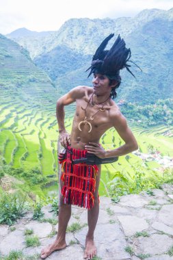 Banaue, Filipinler - Mayıs 02: Banaue 02 Mayıs 2018 Filipinler Ifugao azınlık bir adam portresi. Kuzey Filipinler dağların çoğunlukla canlı Ifugao azınlık