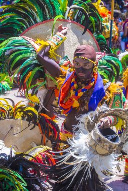 Manila, Filipinler - 27 Nisan: Aliwan fiesta Manila Filipinler üzerinde 27 Nisan 2018 yılında katılımcı. Aliwan Fiesta farklı kültürel festivaller Filipinler toplar yıllık bir olaydır