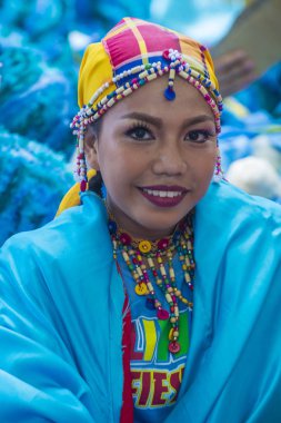 Manila, Filipinler - 27 Nisan: Aliwan fiesta Manila Filipinler üzerinde 27 Nisan 2018 yılında katılımcı. Aliwan Fiesta farklı kültürel festivaller Filipinler toplar yıllık bir olaydır