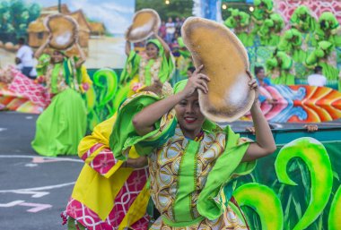 Manila, Filipinler - 27 Nisan: Aliwan fiesta üzerinde 27 Nisan 2018 Manila Filipinler katılımcılar. Aliwan Fiesta farklı kültürel festivaller Filipinler toplar yıllık bir olaydır