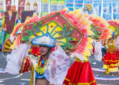 Manila, Filipinler - 27 Nisan: Aliwan fiesta üzerinde 27 Nisan 2018 Manila Filipinler katılımcılar. Aliwan Fiesta farklı kültürel festivaller Filipinler toplar yıllık bir olaydır