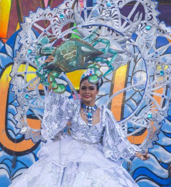 Manila, Filipinler - 27 Nisan: Aliwan fiesta Manila Filipinler üzerinde 27 Nisan 2018 yılında katılımcı. Aliwan Fiesta farklı kültürel festivaller Filipinler toplar yıllık bir olaydır