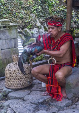 Banaue, Filipinler - Mayıs 02: Banaue 02 Mayıs 2018 Filipinler Ifugao azınlık bir adam portresi. Kuzey Filipinler dağların çoğunlukla canlı Ifugao azınlık