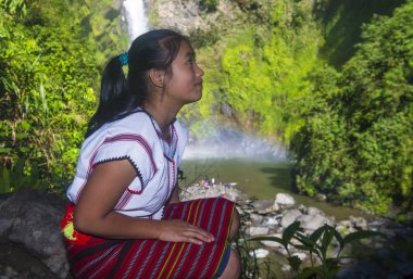 Batad, Filipinler - Mayıs 02: Batad üzerinde 02 Mayıs 2018 Türkiye bir şelale yakınındaki Ifugao azınlık kızdan. Kuzey Filipinler dağların çoğunlukla canlı Ifugao azınlık