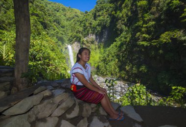 Batad, Filipinler - Mayıs 02: Batad üzerinde 02 Mayıs 2018 Türkiye bir şelale yakınındaki Ifugao azınlık kızdan. Kuzey Filipinler dağların çoğunlukla canlı Ifugao azınlık