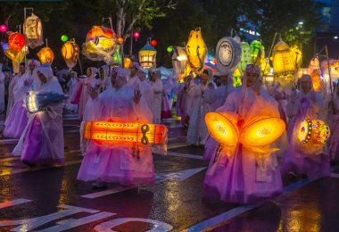 Seul - 10 Mayıs: Seul, Kore üzerinde 10 Mayıs 2018 bir geçit töreni sırasında Lotus Lantern Festivali katılımcılar. Festival Buda'nın Doğum kutlamasıdır