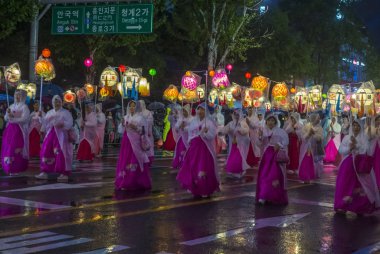 Seul - 10 Mayıs: Seul, Kore üzerinde 10 Mayıs 2018 bir geçit töreni sırasında Lotus Lantern Festivali katılımcılar. Festival Buda'nın Doğum kutlamasıdır