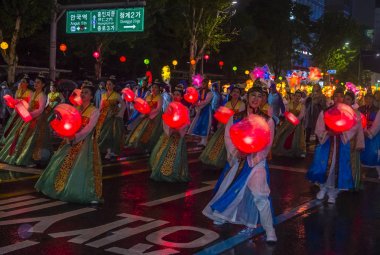 Seul - 10 Mayıs: Seul, Kore üzerinde 10 Mayıs 2018 bir geçit töreni sırasında Lotus Lantern Festivali katılımcılar. Festival Buda'nın Doğum kutlamasıdır