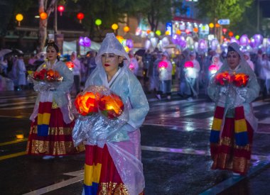 Seul - 10 Mayıs: Seul, Kore üzerinde 10 Mayıs 2018 bir geçit töreni sırasında Lotus Lantern Festivali katılımcılar. Festival Buda'nın Doğum kutlamasıdır