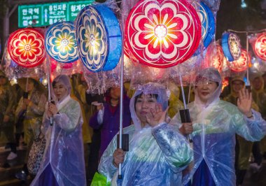 Seul - 10 Mayıs: Seul, Kore üzerinde 10 Mayıs 2018 bir geçit töreni sırasında Lotus Lantern Festivali katılımcılar. Festival Buda'nın Doğum kutlamasıdır