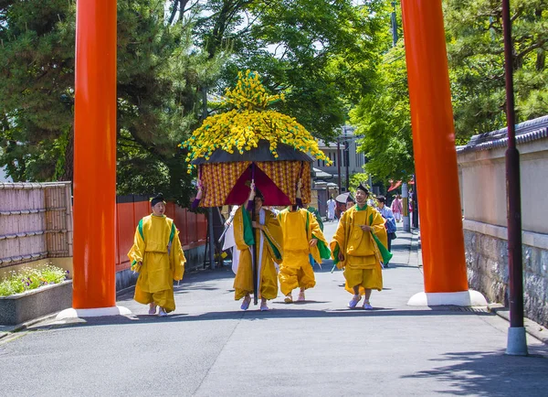 2018에 일본에서 아오이 축제에서 참가자 아오이 Mastsuri은 교토에서에서 — 스톡 사진