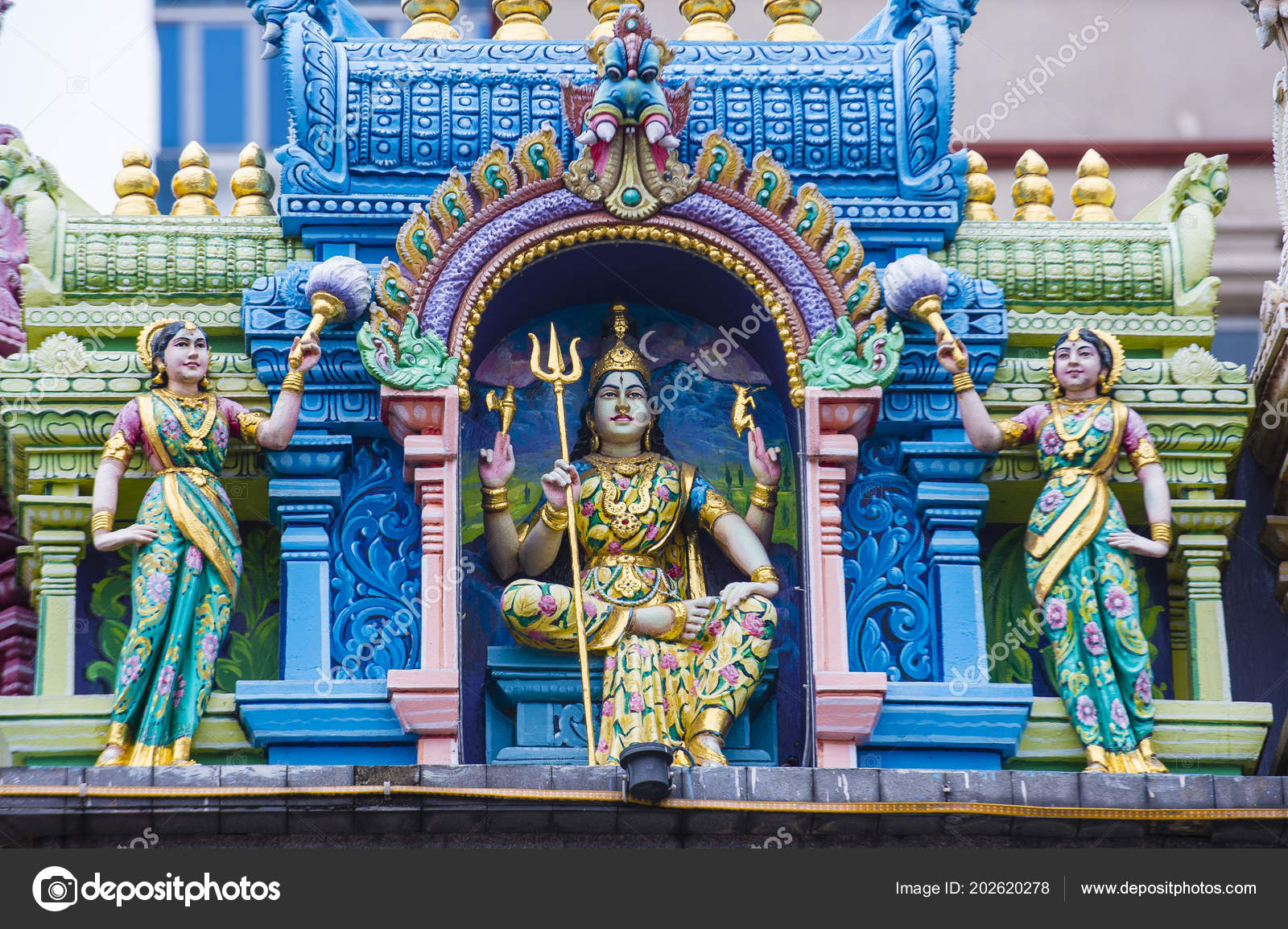 新加坡2月24日小印度斯里兰卡维拉马卡里拉曼寺雕像新加坡在2018年2月24日它是新加坡最古老的寺庙之一—— 库存社论照片© kobbydagan #