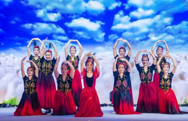 Singapur - 21 Şubat: Dansçılar gerçekleştirmek Çin yeni yıl kutlama nehir Hongbao Singapur Marina Bay Februery 21 2018 tarih itibariyle. 