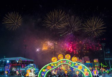 Singapur - 21 Şubat: Fireworks fener Februery 21 2018 Singapur Nehri Hongbao şenlikte sırasında. Olay anualy Marina Bay ay yeni yıl hoş geldiniz düzenlenmektedir.