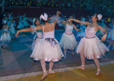 Singapur - 24 Şubat: Katılımcılar üzerinde 24 Şubat 2018 Singapur'da Çingay geçit. Çingay bir yıllık sokak tören ve Çin yeni yılı festivaller bir parçası 