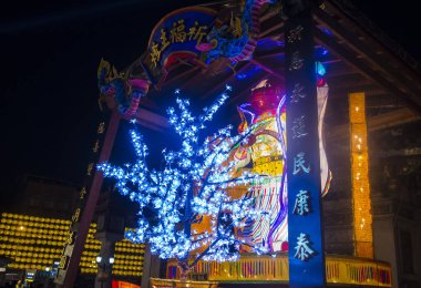Taipei - 18 Şubat: Longshan tapınak Taipei Tayvan Çin yeni yılı süslemeleri üzerinde 18 Şubat 2018. Tapınağın 1738 inşa edilmiş