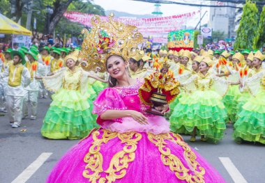 Cebu City, Filipinler - 21 Ocak: Katılımcılar Sinulog Festivali'nde Cebu city, Filipinler üzerinde 21 Ocak 2018. Sinulog Filipinler Santo Nino Katolik kutlamalar merkezidir