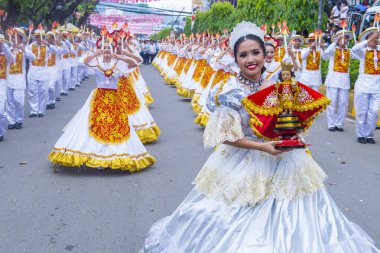 Cebu City, Filipinler - 21 Ocak: Katılımcılar Sinulog Festivali'nde Cebu city, Filipinler üzerinde 21 Ocak 2018. Sinulog Filipinler Santo Nino Katolik kutlamalar merkezidir