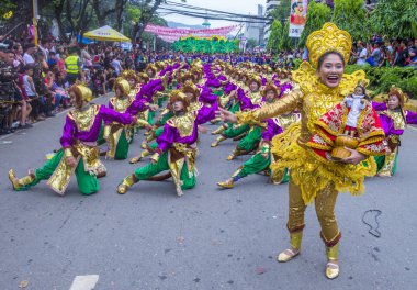 Cebu City, Filipinler - 21 Ocak: Katılımcılar Sinulog Festivali'nde Cebu city, Filipinler üzerinde 21 Ocak 2018. Sinulog Filipinler Santo Nino Katolik kutlamalar merkezidir