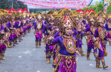 Cebu City, Filipinler - 21 Ocak: Katılımcılar Sinulog Festivali'nde Cebu city, Filipinler üzerinde 21 Ocak 2018. Sinulog Filipinler Santo Nino Katolik kutlamalar merkezidir