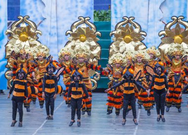 Cebu City, Filipinler - 21 Ocak: Katılımcılar Sinulog Festivali'nde Cebu city, Filipinler üzerinde 21 Ocak 2018. Sinulog Filipinler Santo Ninoi Katolik kutlamalar merkezidir