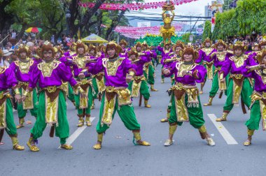 Cebu City, Filipinler - 21 Ocak: Katılımcılar Sinulog Festivali'nde Cebu city, Filipinler üzerinde 21 Ocak 2018. Sinulog Filipinler Santo Nino Katolik kutlamalar merkezidir