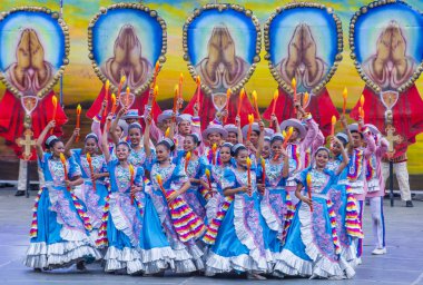 Cebu City, Filipinler - 21 Ocak: Katılımcılar Sinulog Festivali'nde Cebu city, Filipinler üzerinde 21 Ocak 2018. Sinulog Filipinler Santo Nino Katolik kutlamalar merkezidir