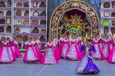 Cebu City, Filipinler - 21 Ocak: Katılımcılar Sinulog Festivali'nde Cebu city, Filipinler üzerinde 21 Ocak 2018. Sinulog Filipinler Santo Nino Katolik kutlamalar merkezidir