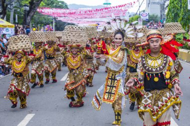 Cebu City, Filipinler - 21 Ocak: Katılımcılar Sinulog Festivali'nde Cebu city, Filipinler üzerinde 21 Ocak 2018. Sinulog Filipinler Santo Nino Katolik kutlamalar merkezidir