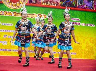 Hong Kong - Mart 04: 14 Tai Kok Tsui tapınağın üzerinde 04 Mart 2018 Hong Kong'da Fuar katılımcıları. Tapınak Fuar her yıl düzenlenen bir Çin kültürel olaydır 