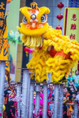 Hong Kong - Mart 04: Aslan dans performansı sırasında 14 Tai Kok Tsui tapınağın Hong Kong'da Fuar üzerinde 04 Mart 2018. Tapınak Fuar her yıl düzenlenen bir Çin kültürel olaydır 