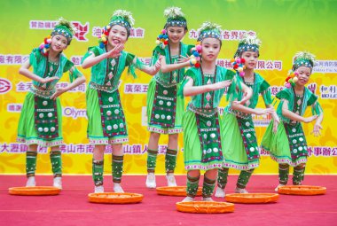 Hong Kong - Mart 04: 14 Tai Kok Tsui tapınağın üzerinde 04 Mart 2018 Hong Kong'da Fuar katılımcıları. Tapınak Fuar her yıl düzenlenen bir Çin kültürel olaydır 
