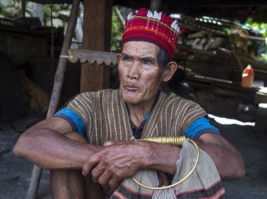 Banaue, Filipinler - Mayıs 02: Banaue 02 Mayıs 2018 Filipinler Ifugao azınlık bir adam portresi. Kuzey Filipinler dağların çoğunlukla canlı Ifugao azınlık