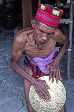 Banaue, Filipinler - Mayıs 02: Banaue 02 Mayıs 2018 Filipinler Ifugao azınlık bir adam portresi. Kuzey Filipinler dağların çoğunlukla canlı Ifugao azınlık