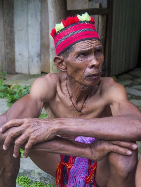 Banaue, Filipinler - Mayıs 02: Banaue 02 Mayıs 2018 Filipinler Ifugao azınlık bir adam portresi. Kuzey Filipinler dağların çoğunlukla canlı Ifugao azınlık