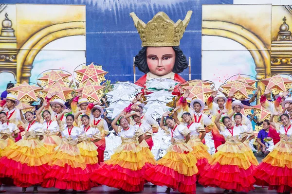 Cebu City, Filipinler - 21 Ocak: Katılımcılar Sinulog Festivali'nde Cebu city, Filipinler üzerinde 21 Ocak 2018. Sinulog Filipinler Santo Nino Katolik kutlamalar merkezidir