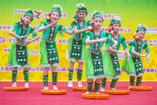 Hong Kong - Mart 04: 14 Tai Kok Tsui tapınağın üzerinde 04 Mart 2018 Hong Kong'da Fuar katılımcıları. Tapınak Fuar her yıl düzenlenen bir Çin kültürel olaydır 