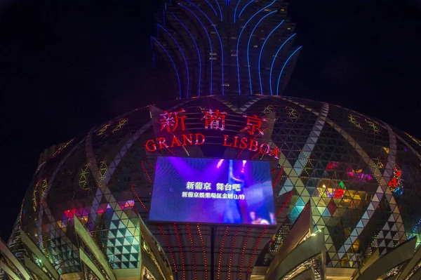 Macau - Mart 07: Lisboa hotel ve casino üzerinde 07 Mart 2018 Macau dış. 1970'te otel açtı ve toplam 2,362 oda var