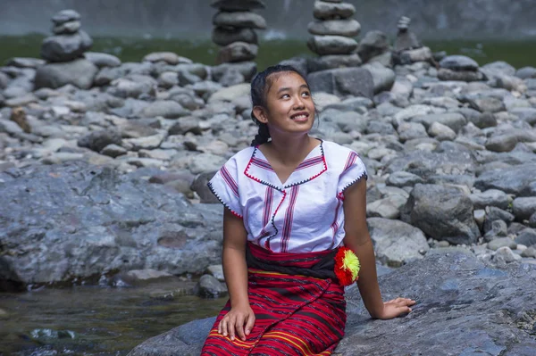 Batad, Filipinler - Mayıs 02: Batad üzerinde 02 Mayıs 2018 Türkiye bir şelale yakınındaki Ifugao azınlık kızdan. Kuzey Filipinler dağların çoğunlukla canlı Ifugao azınlık