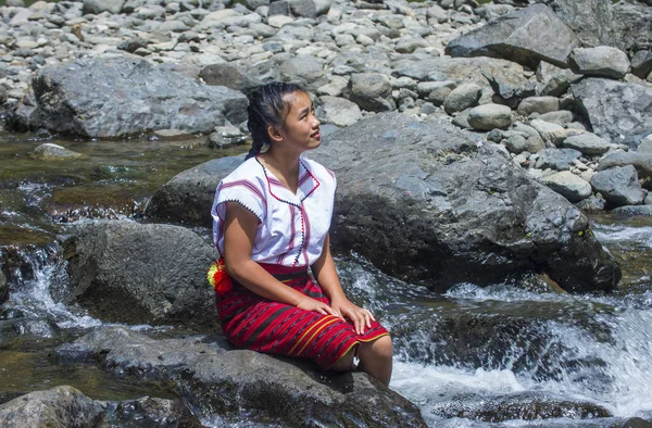 Batad, Filipinler - Mayıs 02: Batad üzerinde 02 Mayıs 2018 Türkiye bir şelale yakınındaki Ifugao azınlık kızdan. Kuzey Filipinler dağların çoğunlukla canlı Ifugao azınlık