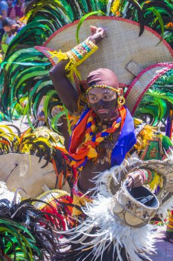 Manila, Filipinler - 27 Nisan: Aliwan fiesta Manila Filipinler üzerinde 27 Nisan 2018 yılında katılımcı. Aliwan Fiesta farklı kültürel festivaller Filipinler toplar yıllık bir olaydır