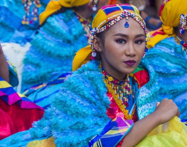 Manila, Filipinler - 27 Nisan: Aliwan fiesta Manila Filipinler üzerinde 27 Nisan 2018 yılında katılımcı. Aliwan Fiesta farklı kültürel festivaller Filipinler toplar yıllık bir olaydır