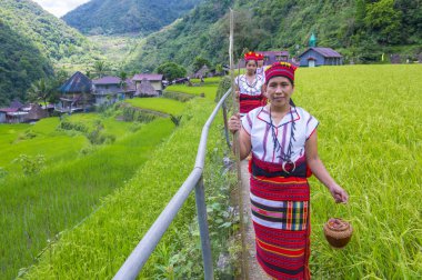 Banaue, Filipinler - Mayıs 02: Azınlık Ifugao pirinç terasları Banaue Türkiye üzerinde 02 Mayıs 2018 yılında yakınındaki kadınlar. Kuzey Filipinler dağların çoğunlukla canlı Ifugao azınlık