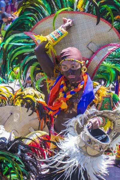 Manila, Filipinler - 27 Nisan: Aliwan fiesta Manila Filipinler üzerinde 27 Nisan 2018 yılında katılımcı. Aliwan Fiesta farklı kültürel festivaller Filipinler toplar yıllık bir olaydır